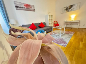 Charming Flat & Balcony near CentralStation Apt 5